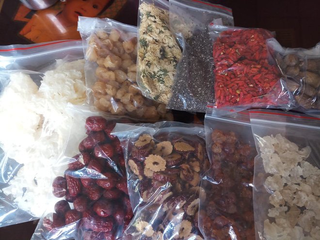 Nguyên liệu nấu chè dưỡng nhan bán tràn lan với mức giá rẻ, nhiều loại được đóng gói khá sơ sài, không nhãn mác.