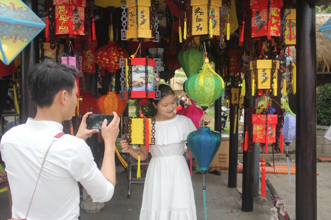 hoa-hau-ngoc-han-trai-nghiem-lam-to-lua-tu-sen-o-festival-nghe-truyen-thong-hue-nam-2019