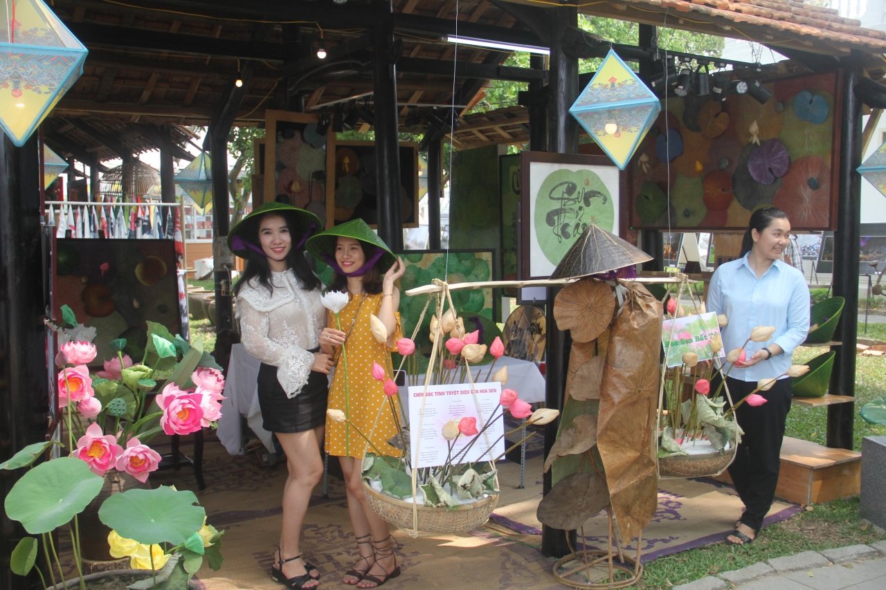 hoa-hau-ngoc-han-trai-nghiem-lam-to-lua-tu-sen-o-festival-nghe-truyen-thong-hue-nam-2019