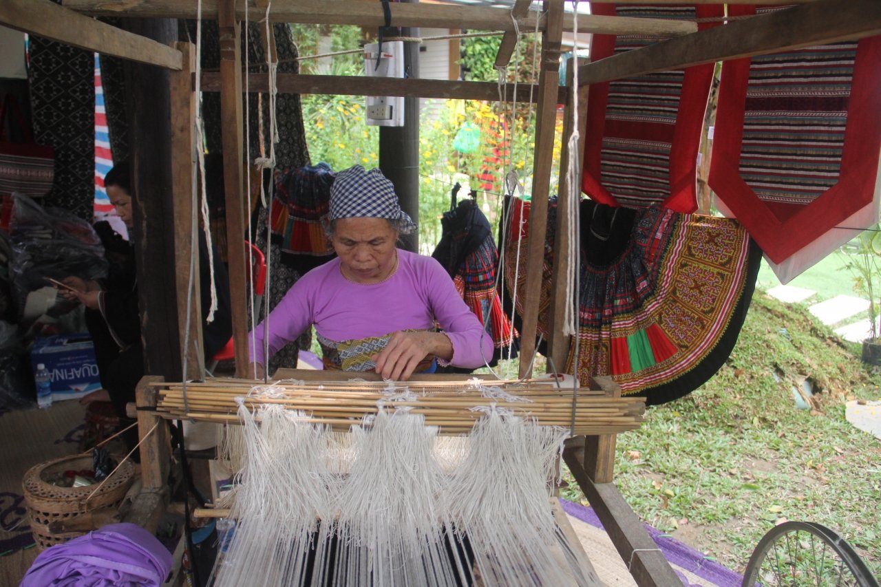 hoa-hau-ngoc-han-trai-nghiem-lam-to-lua-tu-sen-o-festival-nghe-truyen-thong-hue-nam-2019