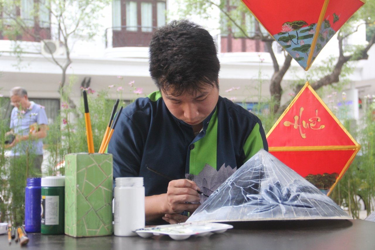 hoa-hau-ngoc-han-trai-nghiem-lam-to-lua-tu-sen-o-festival-nghe-truyen-thong-hue-nam-2019