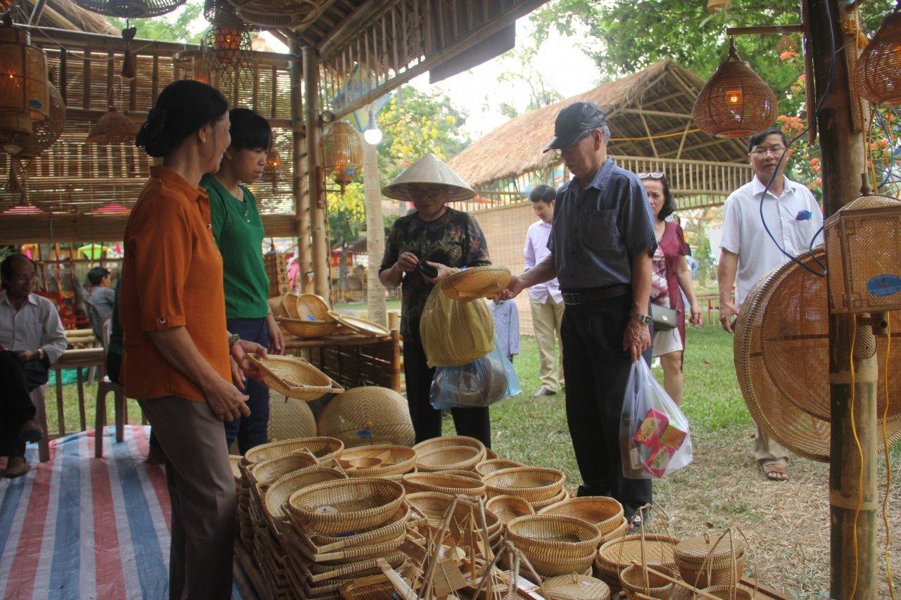 hoa-hau-ngoc-han-trai-nghiem-lam-to-lua-tu-sen-o-festival-nghe-truyen-thong-hue-nam-2019