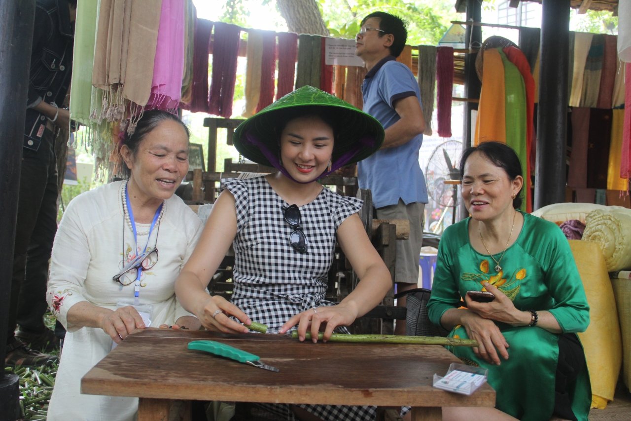 hoa-hau-ngoc-han-trai-nghiem-lam-to-lua-tu-sen-o-festival-nghe-truyen-thong-hue-nam-2019