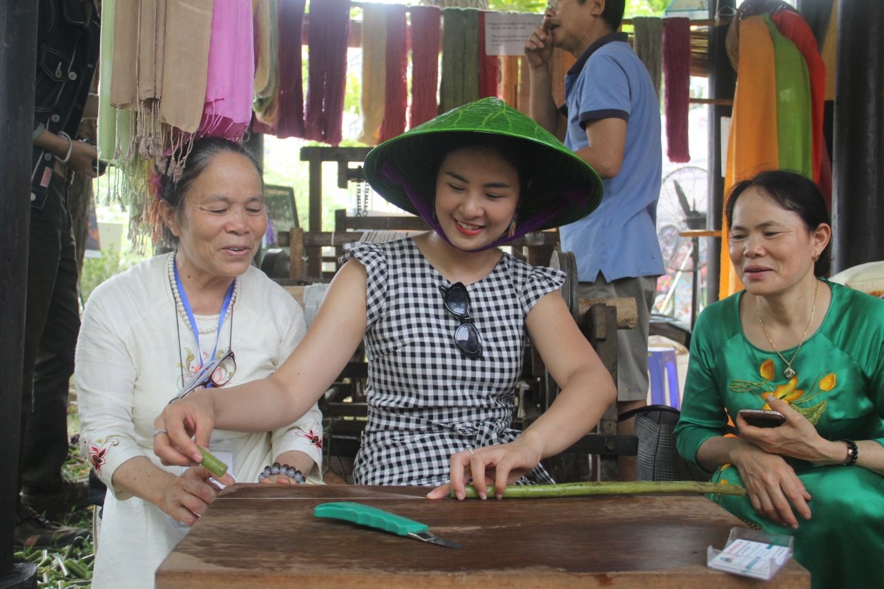 hoa-hau-ngoc-han-trai-nghiem-lam-to-lua-tu-sen-o-festival-nghe-truyen-thong-hue-nam-2019