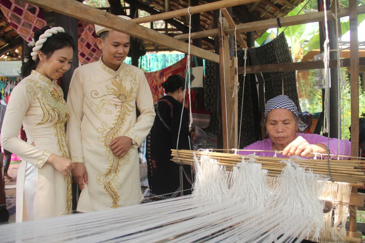 hoa-hau-ngoc-han-trai-nghiem-lam-to-lua-tu-sen-o-festival-nghe-truyen-thong-hue-nam-2019