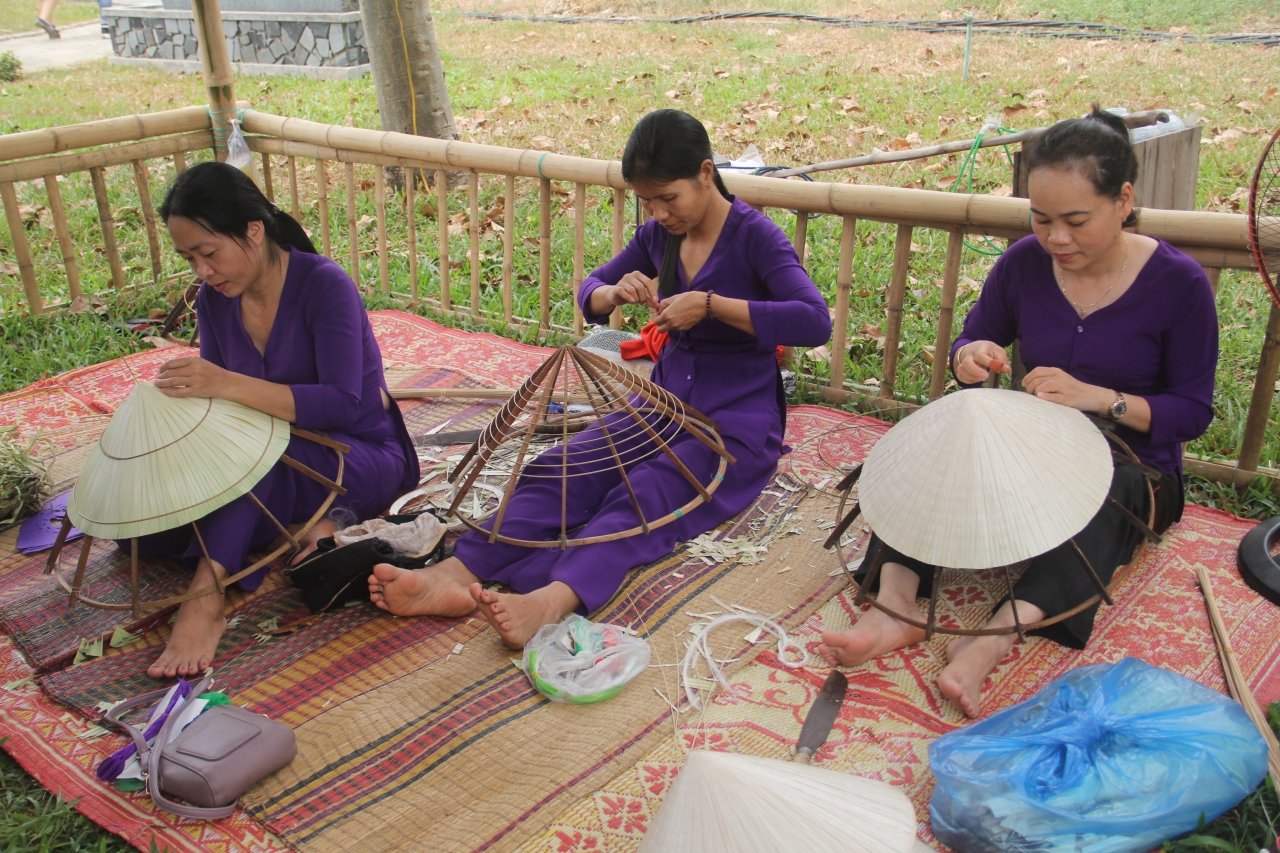 hoa-hau-ngoc-han-trai-nghiem-lam-to-lua-tu-sen-o-festival-nghe-truyen-thong-hue-nam-2019