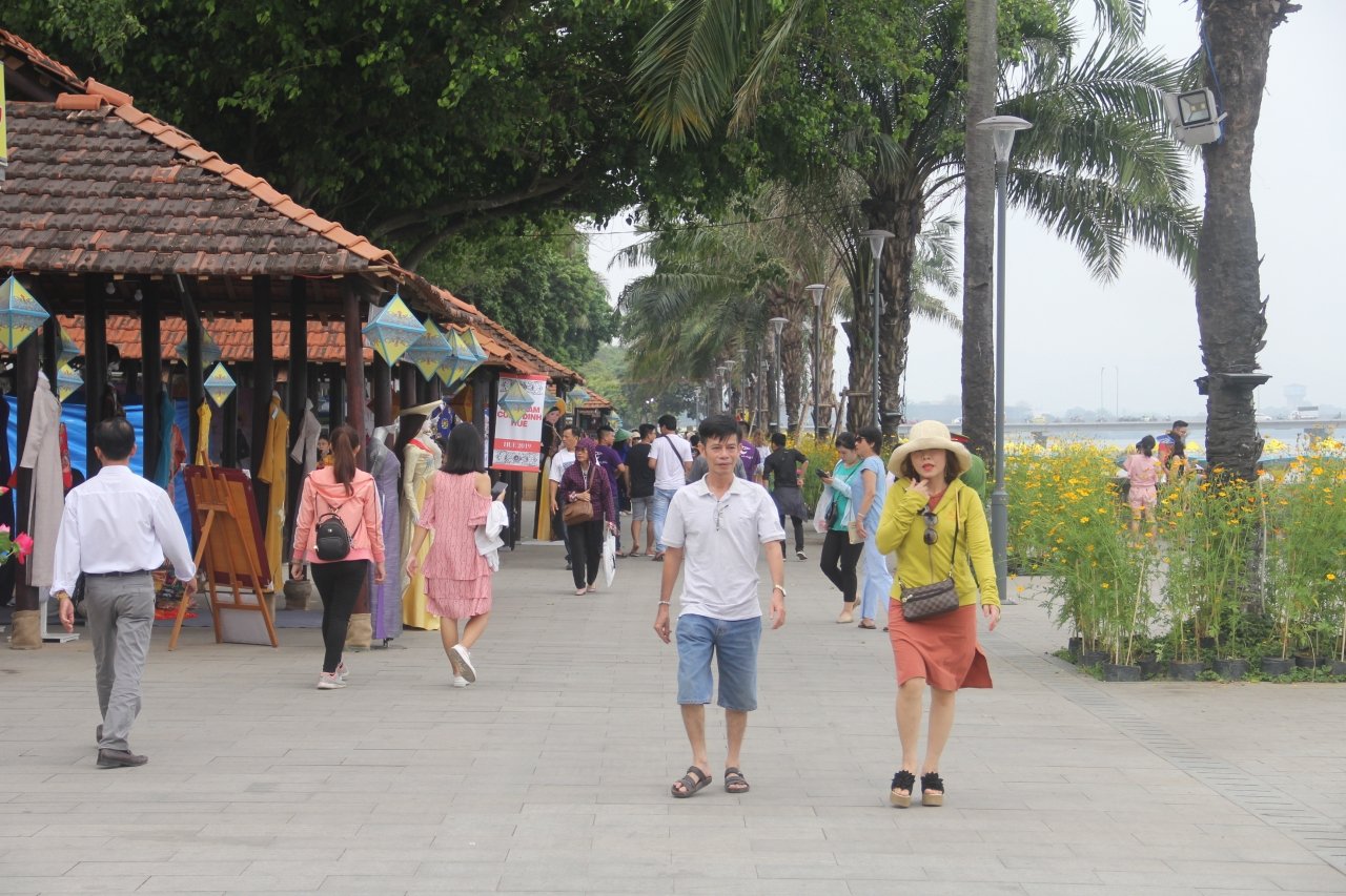 hoa-hau-ngoc-han-trai-nghiem-lam-to-lua-tu-sen-o-festival-nghe-truyen-thong-hue-nam-2019