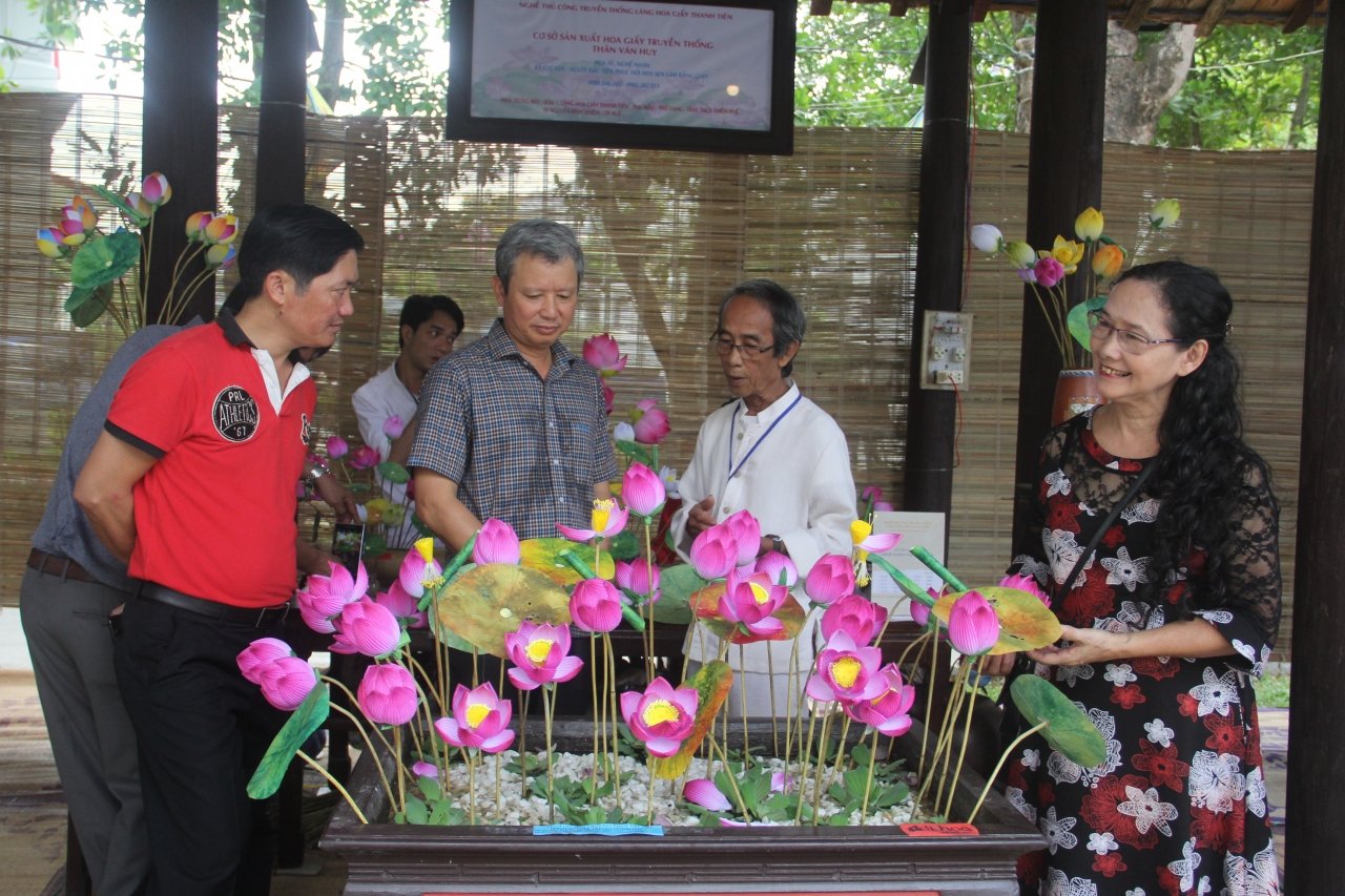 hoa-hau-ngoc-han-trai-nghiem-lam-to-lua-tu-sen-o-festival-nghe-truyen-thong-hue-nam-2019