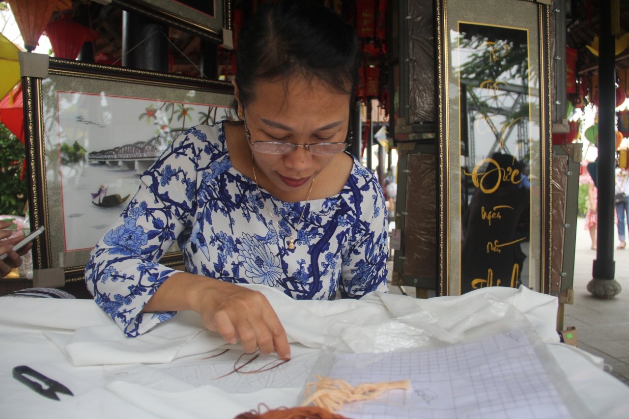 hoa-hau-ngoc-han-trai-nghiem-lam-to-lua-tu-sen-o-festival-nghe-truyen-thong-hue-nam-2019