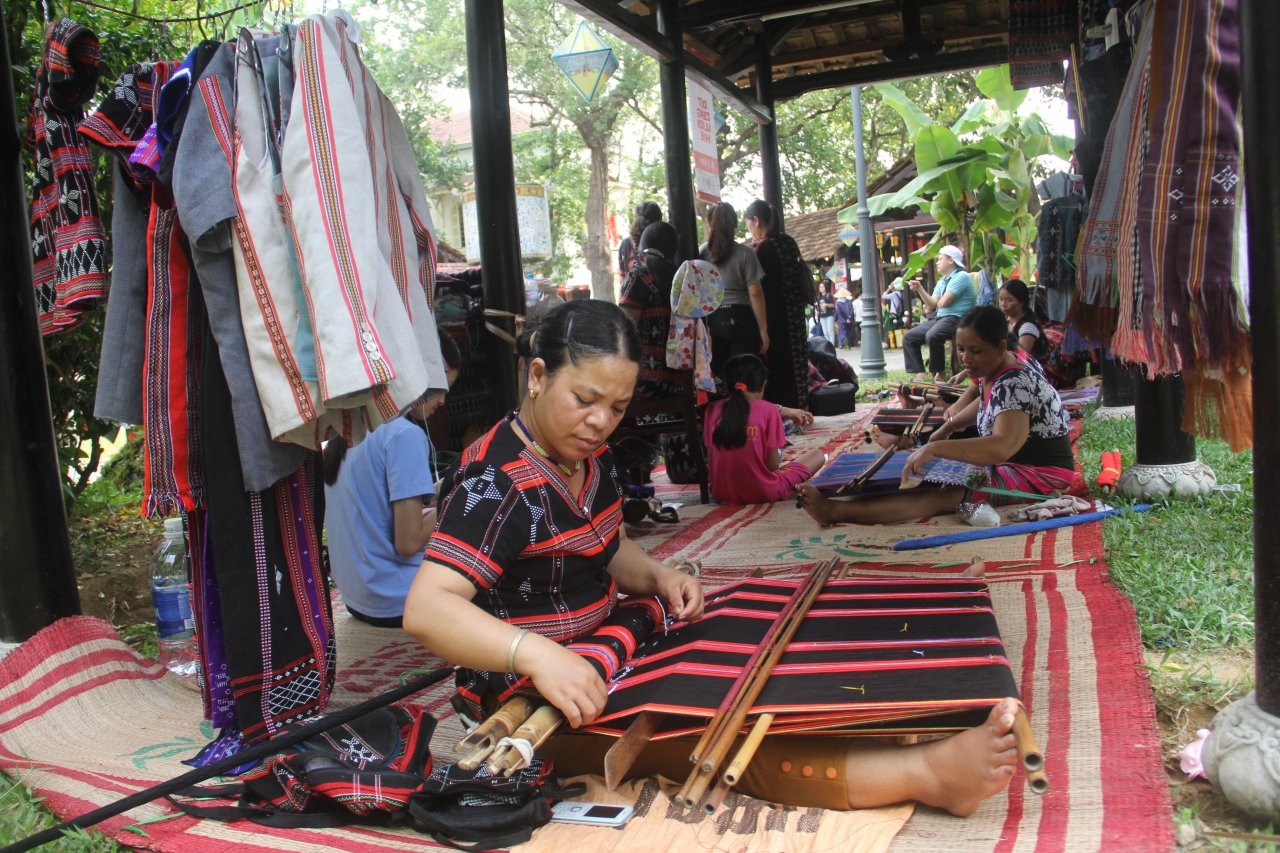 hoa-hau-ngoc-han-trai-nghiem-lam-to-lua-tu-sen-o-festival-nghe-truyen-thong-hue-nam-2019