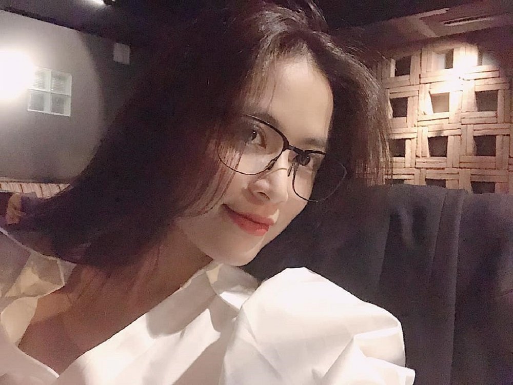Hoàng Thùy Linh đăng ảnh selfie và tự hỏi: