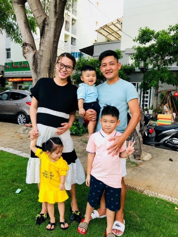 Vợ chồng Hải Băng đưa các con đi chơi: 