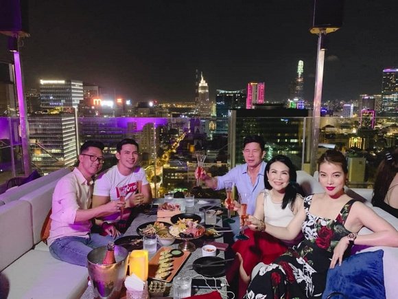 Trương Ngọc Ánh vui vẻ bên những người bạn thân thiết.