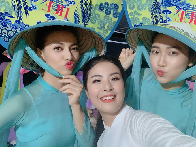 Hoa hậu Ngọc Hân, người mẫu Hồng Quế... nhí nhảnh pose hình trong đêm khai mạc Festival làng nghề ở Huế.