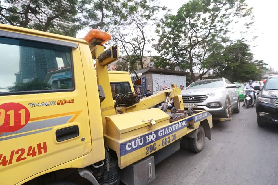 Hình ảnh chiếc xe bị cẩu.