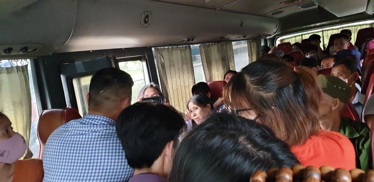Nhà xe nhồi nhét khách.