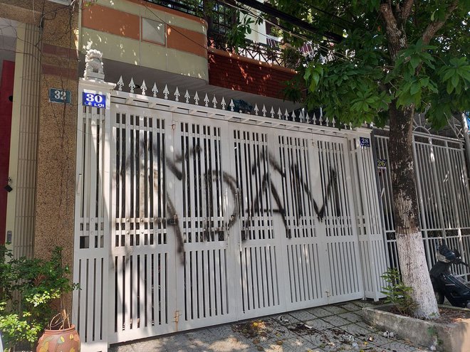 Căn nhà nhà ông Linh ở thuộc đường Lê Lợi, TP Đà Nẵng (Đà Nẵng) bị viết chữ lên cổng.