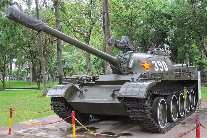 Xe tăng “390” là một trong nhiều xe tăng Type 59 được Trung Quốc viện trợ cho nước ta trong giai cuối của cuộc kháng chiến chống Mỹ, chúng hoạt động bên cạnh những chiếc xe tăng T-54/55 do Liên Xô chế tạo. Và đây là bộ đôi xe tăng chủ lực của quân đội ta khi đó. Nguồn ảnh: htka.hu.