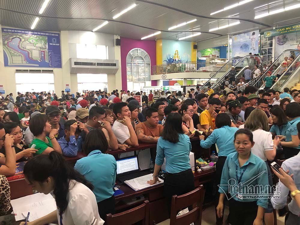 Trong khu vực nhà chờ đông nghịt người xếp hàng mua vé