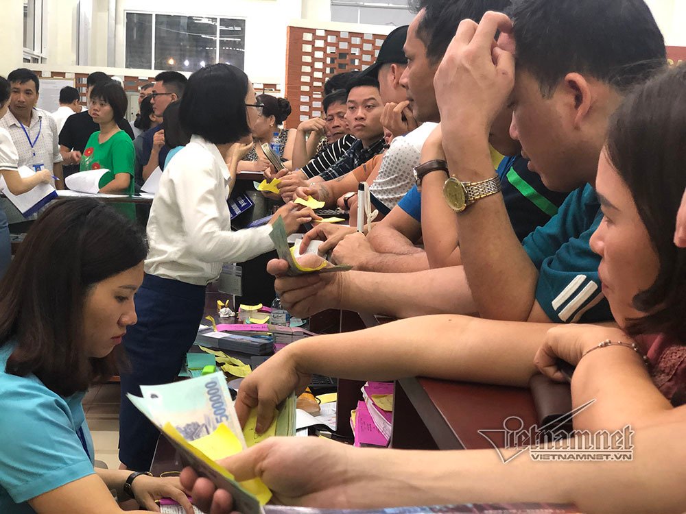 Do nhiều người chen lấn mua vé gây ra cảnh hỗn loạn tại khu vực mua vé