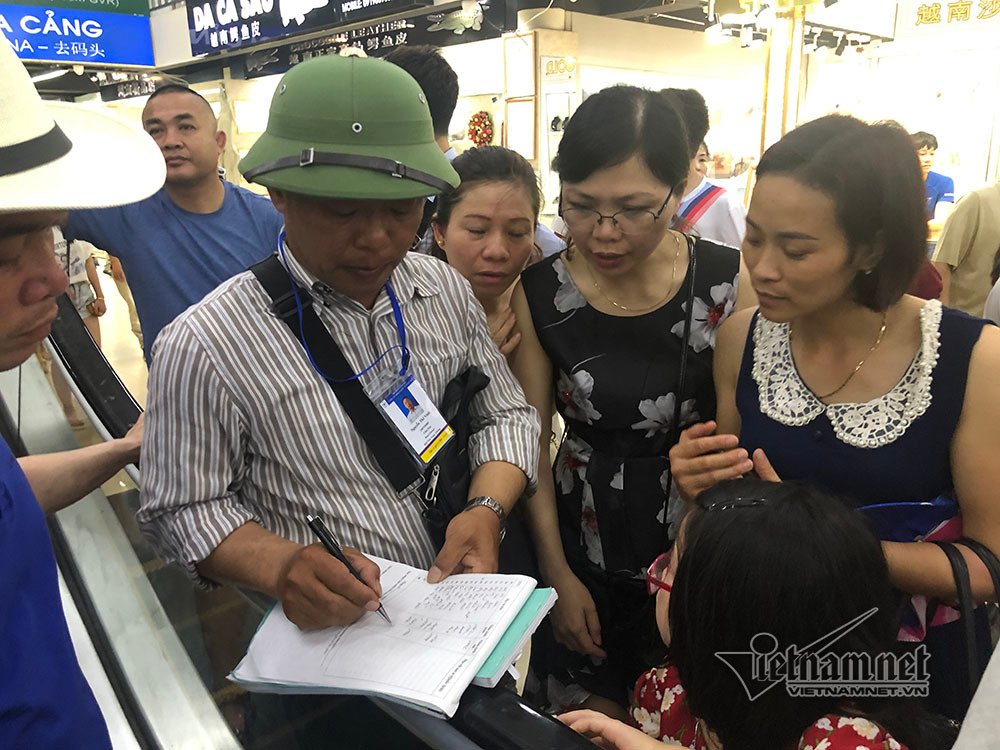 'Cò' vé tàu hoạt động công khai trong khu vực nhà ga cảng tàu