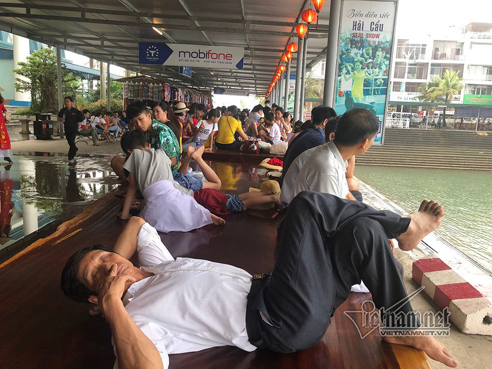Du khách bơ phờ do chen lấn mua vé lên tàu