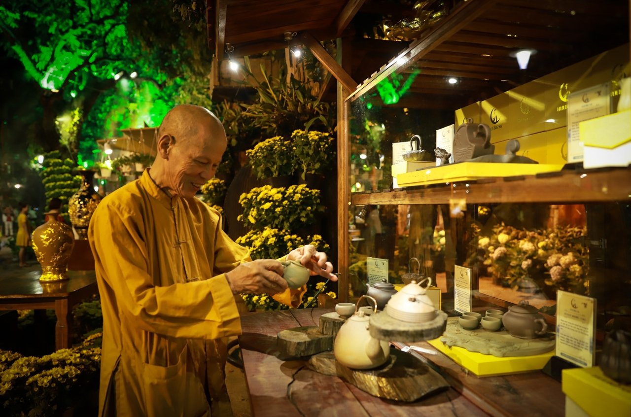 Các tác phẩm gốm Hương Sa được hình thành từ phù sa dòng Hương Giang thơ mộng, chất chứa tình cảm cội nguồn của dòng sông bắt nguồn từ đại ngàn Trường Sơn hùng vĩ, biểu trưng cho sự thiêng liêng của mảnh đất cố đô, thắp lên niềm tự hào về quê hương trong lòng những người con xứ Huế.