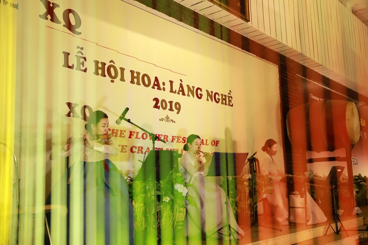 ra-mat-gom-huong-sa-ket-tinh-van-hoa-co-do-hue-va-thu-do-ha-noi