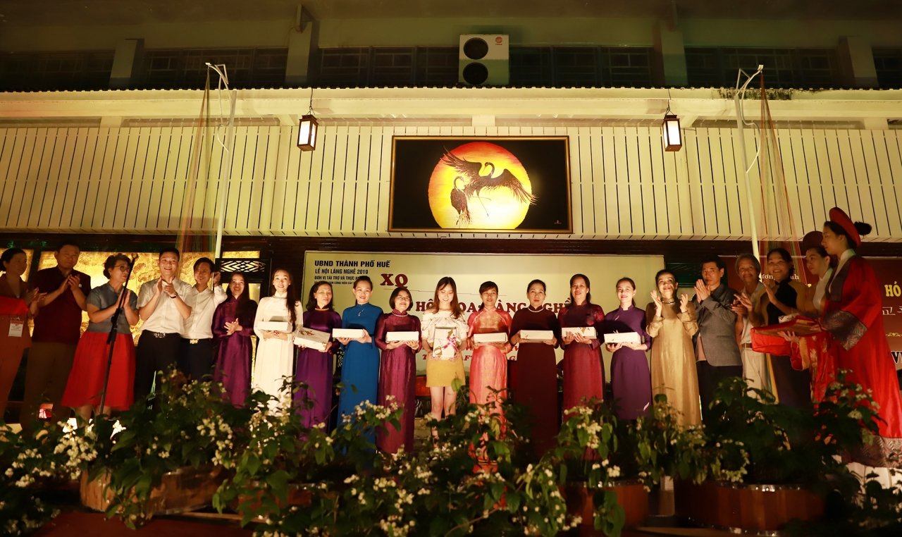 Trong khuôn khổ sự kiện còn có sự tham gia của hàng trăm nghệ sĩ đến từ Hàn Quốc. Lễ ra mắt Gốm Hương Sa là sự kiện điểm nhấn góp phần quảng bá văn hóa làng nghề Việt tại Festival nghề truyền thống Huế 2019