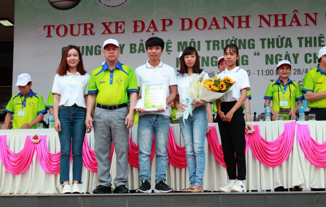 thua-thien-hue-trao-giai-cho-nhom-dat-giai-nhat-cuoc-thi-thu-thach-don-rac