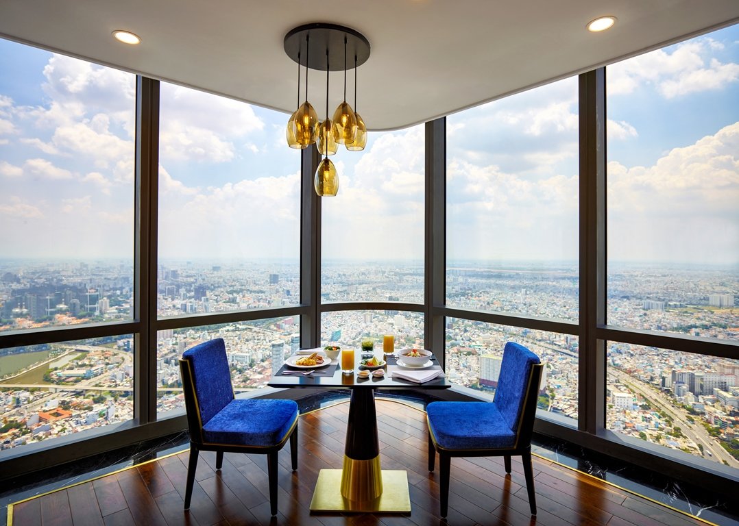 chiem-nguong-khach-san-vinpearl-luxury-va-dai-quan-sat-landmark-81-skyview-cao-nhat-dong-nam-a