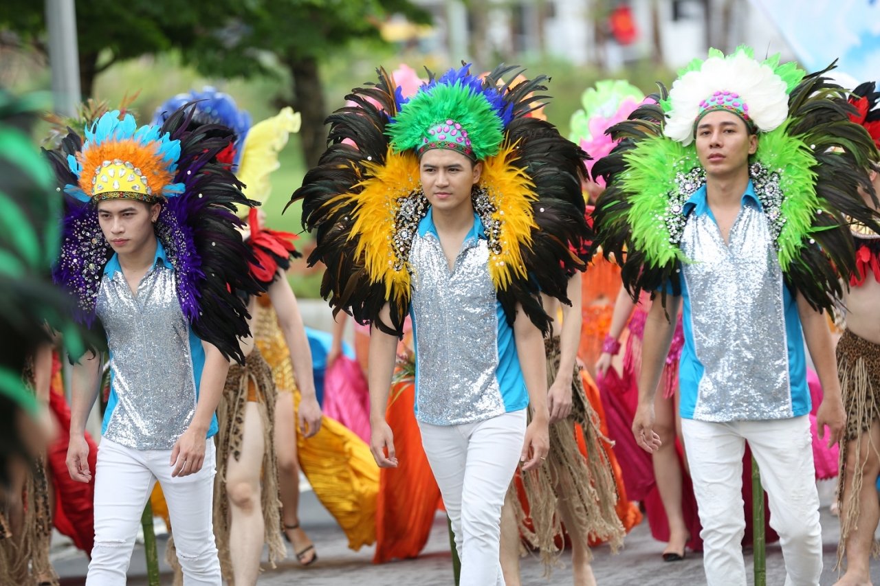 ngam-man-vu-dieu-duong-pho-nong-bong-mat-khuay-dong-carnaval-ha-long-2019