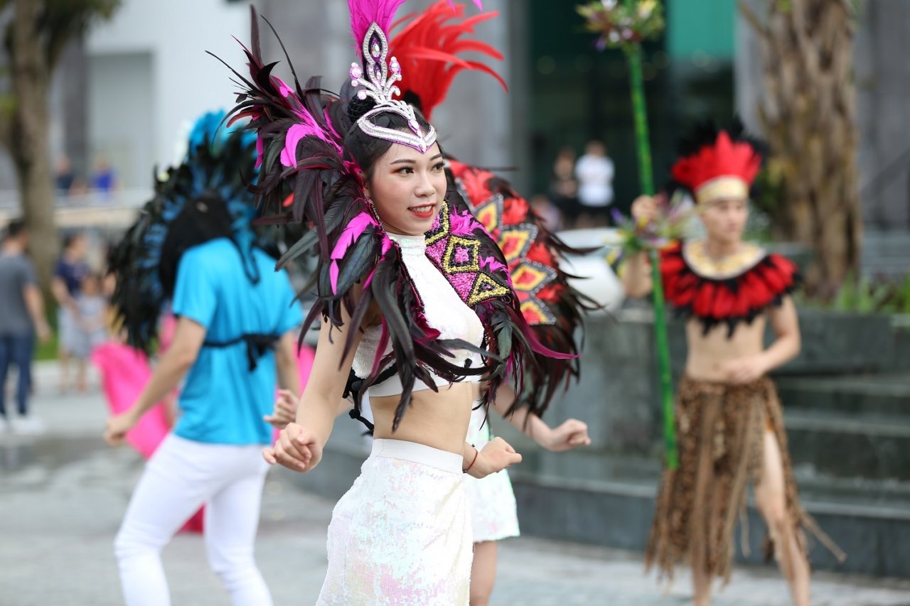 ngam-man-vu-dieu-duong-pho-nong-bong-mat-khuay-dong-carnaval-ha-long-2019