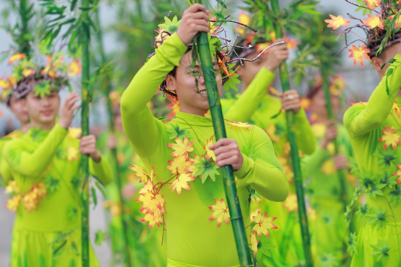 mong ước hòa bình, hạnh phúc, và một tương lai vững bền cho Hạ Long, cho mai sau.