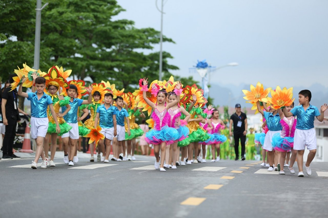Một du khách đến từ Pháp chia sẻ: “Đây là lần thứ 2 tôi đến với Hạ Long nhưng thật may mắn chuyến đi lần này tôi được tham dự lễ hội này của các bạn, tôi cảm thấy rất hào hứng. 