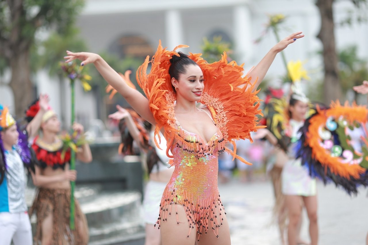 ngam-man-vu-dieu-duong-pho-nong-bong-mat-khuay-dong-carnaval-ha-long-2019