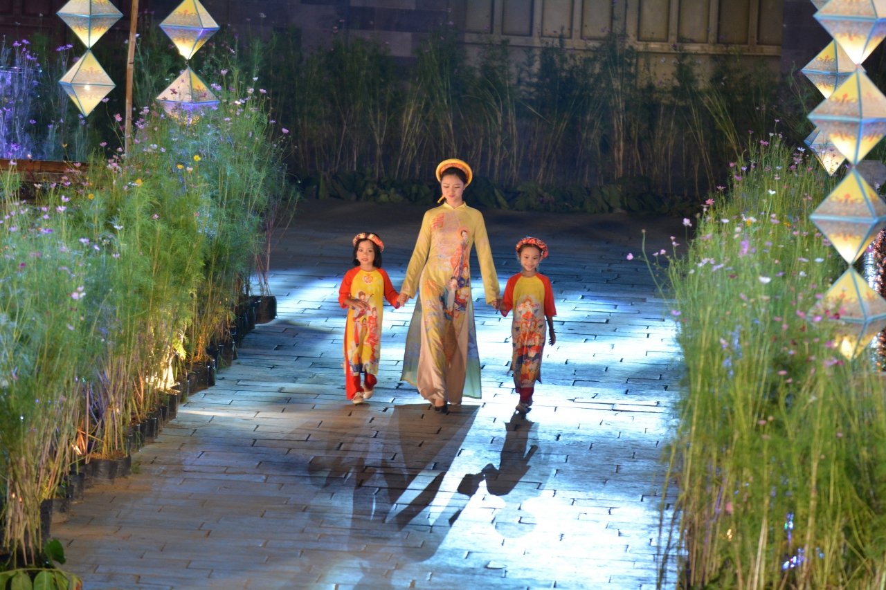 thuot-tha-hang-tram-bo-ao-dai-tren-con-duong-di-san