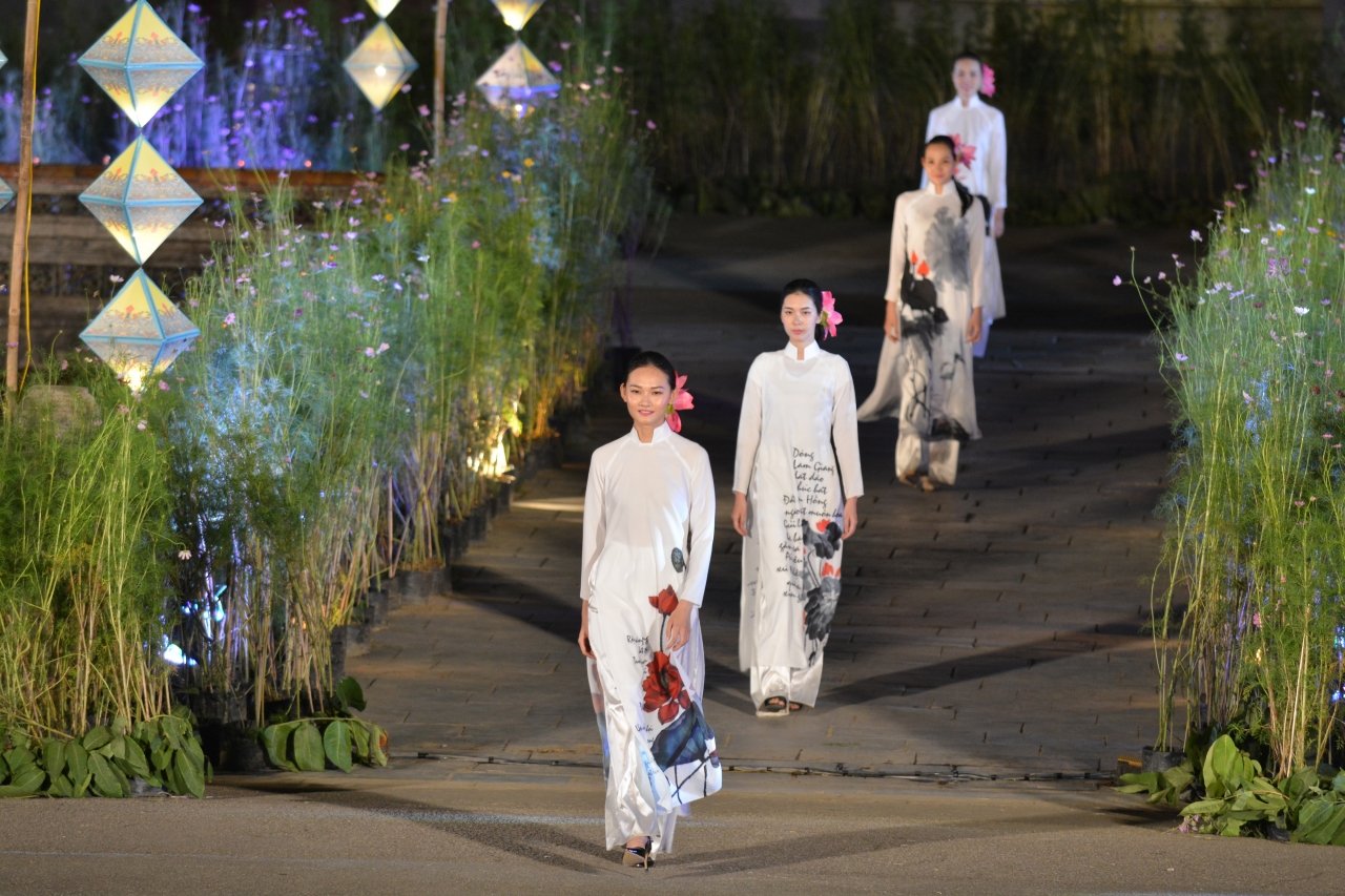 thuot-tha-hang-tram-bo-ao-dai-tren-con-duong-di-san