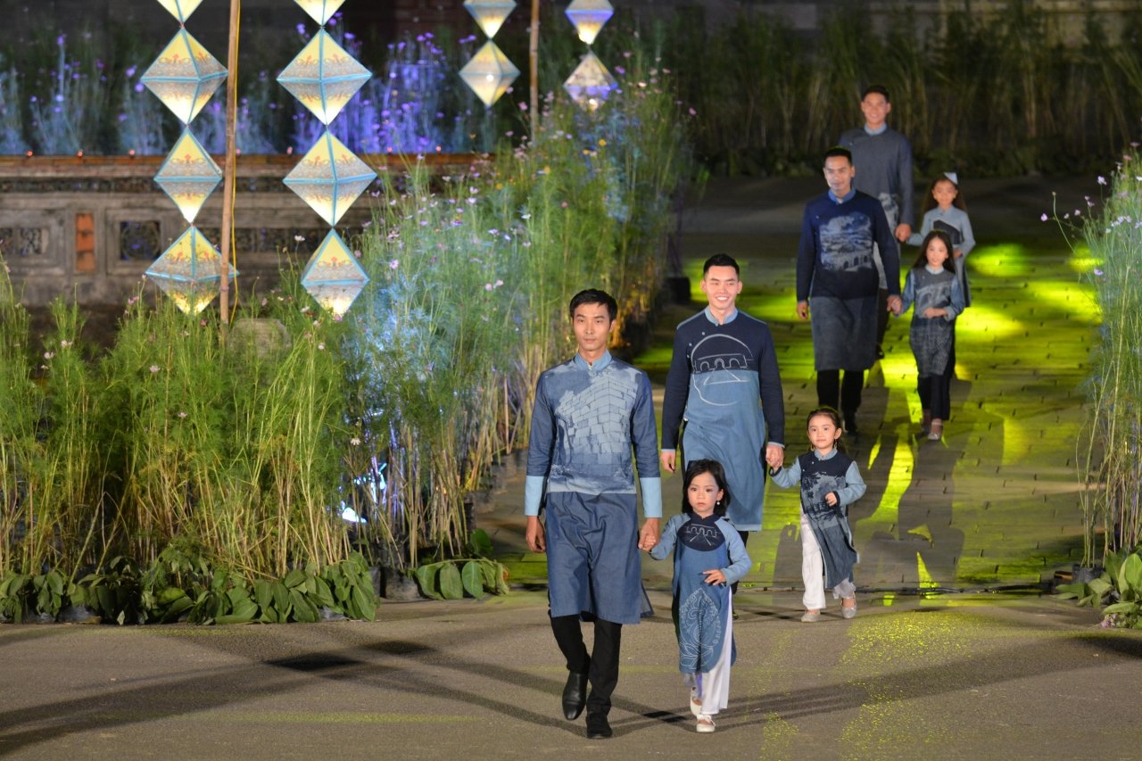 thuot-tha-hang-tram-bo-ao-dai-tren-con-duong-di-san