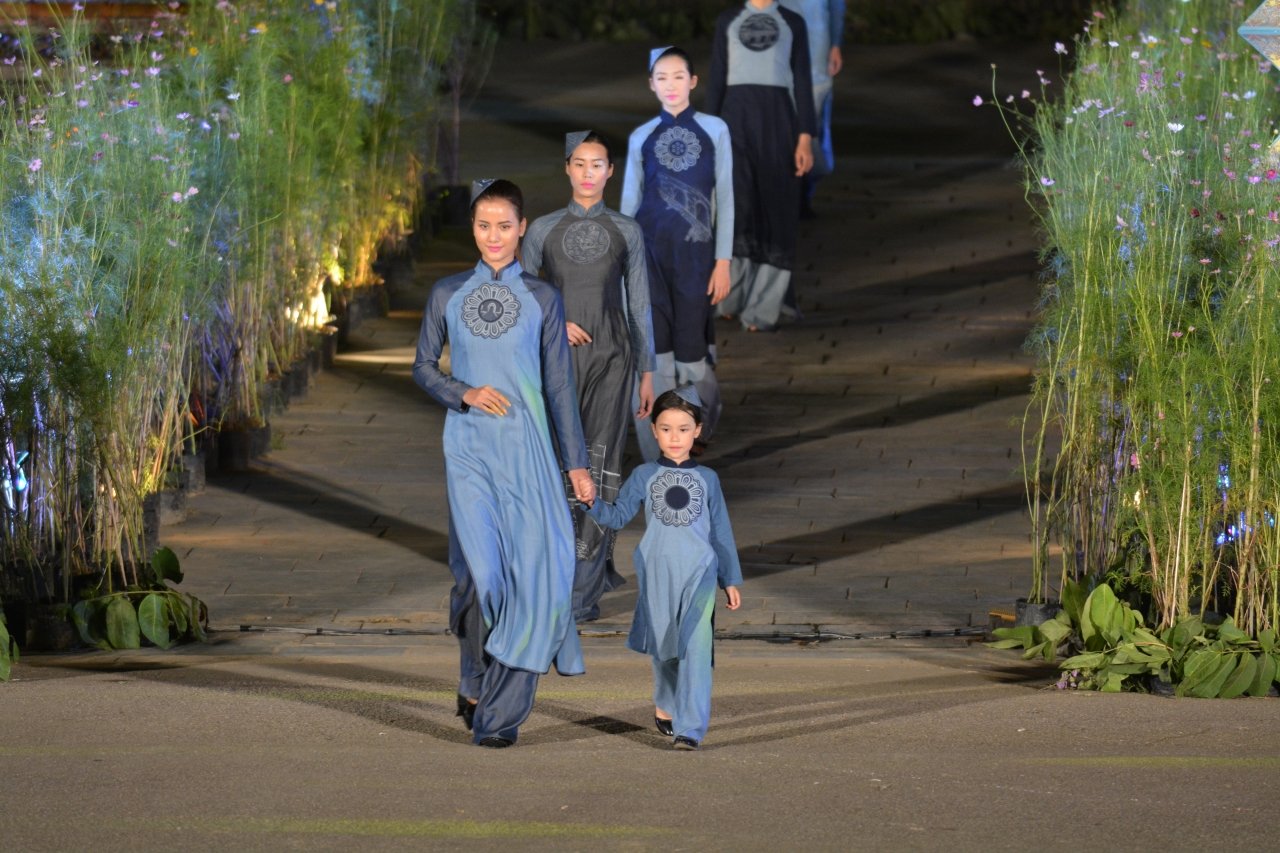 thuot-tha-hang-tram-bo-ao-dai-tren-con-duong-di-san