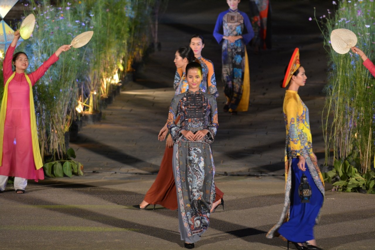 thuot-tha-hang-tram-bo-ao-dai-tren-con-duong-di-san
