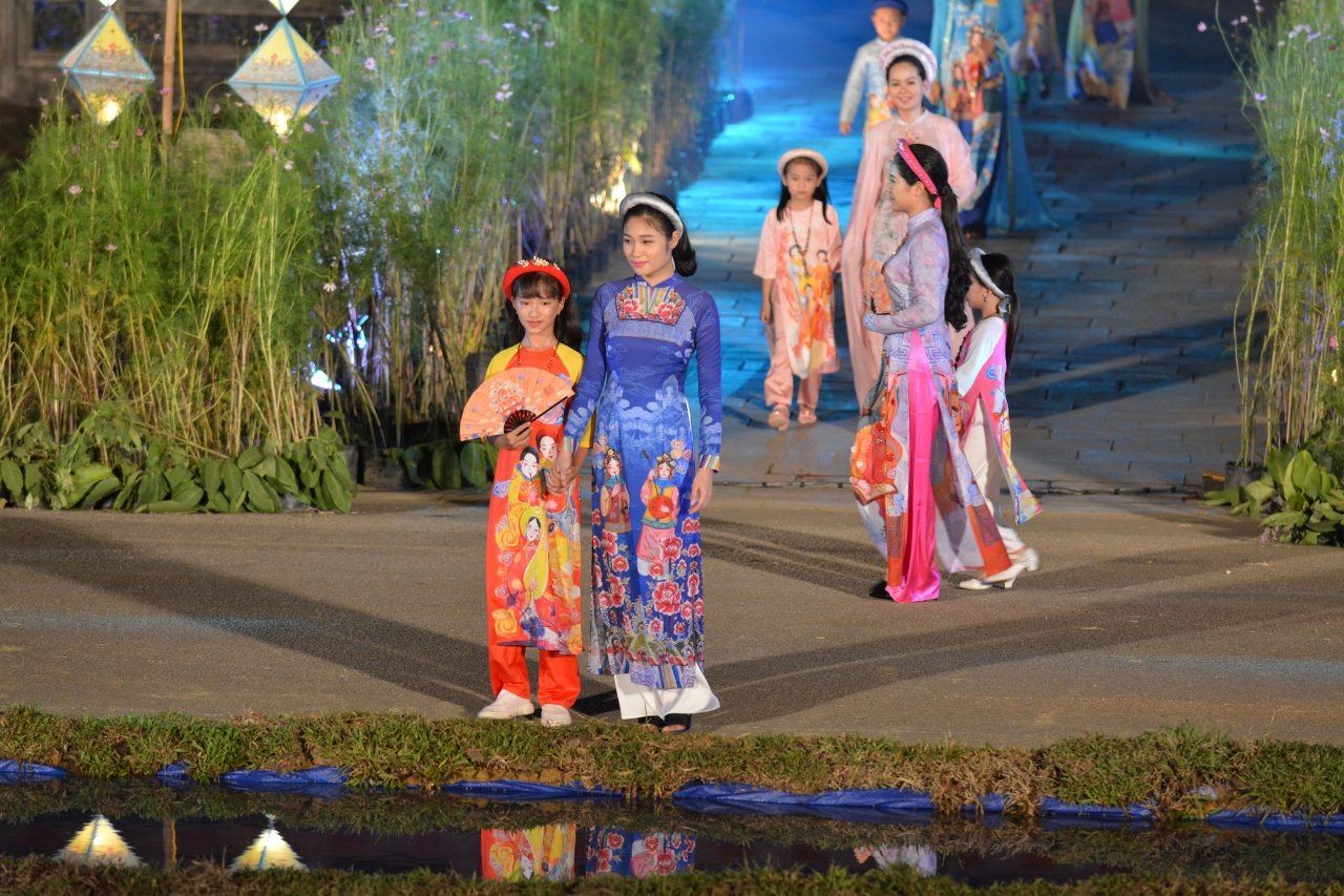 thuot-tha-hang-tram-bo-ao-dai-tren-con-duong-di-san