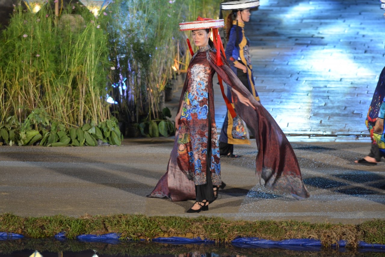 thuot-tha-hang-tram-bo-ao-dai-tren-con-duong-di-san