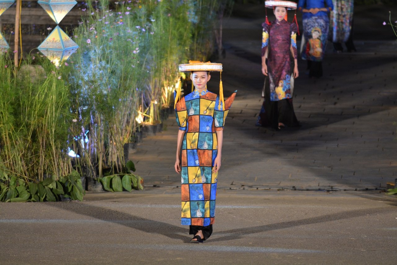 thuot-tha-hang-tram-bo-ao-dai-tren-con-duong-di-san