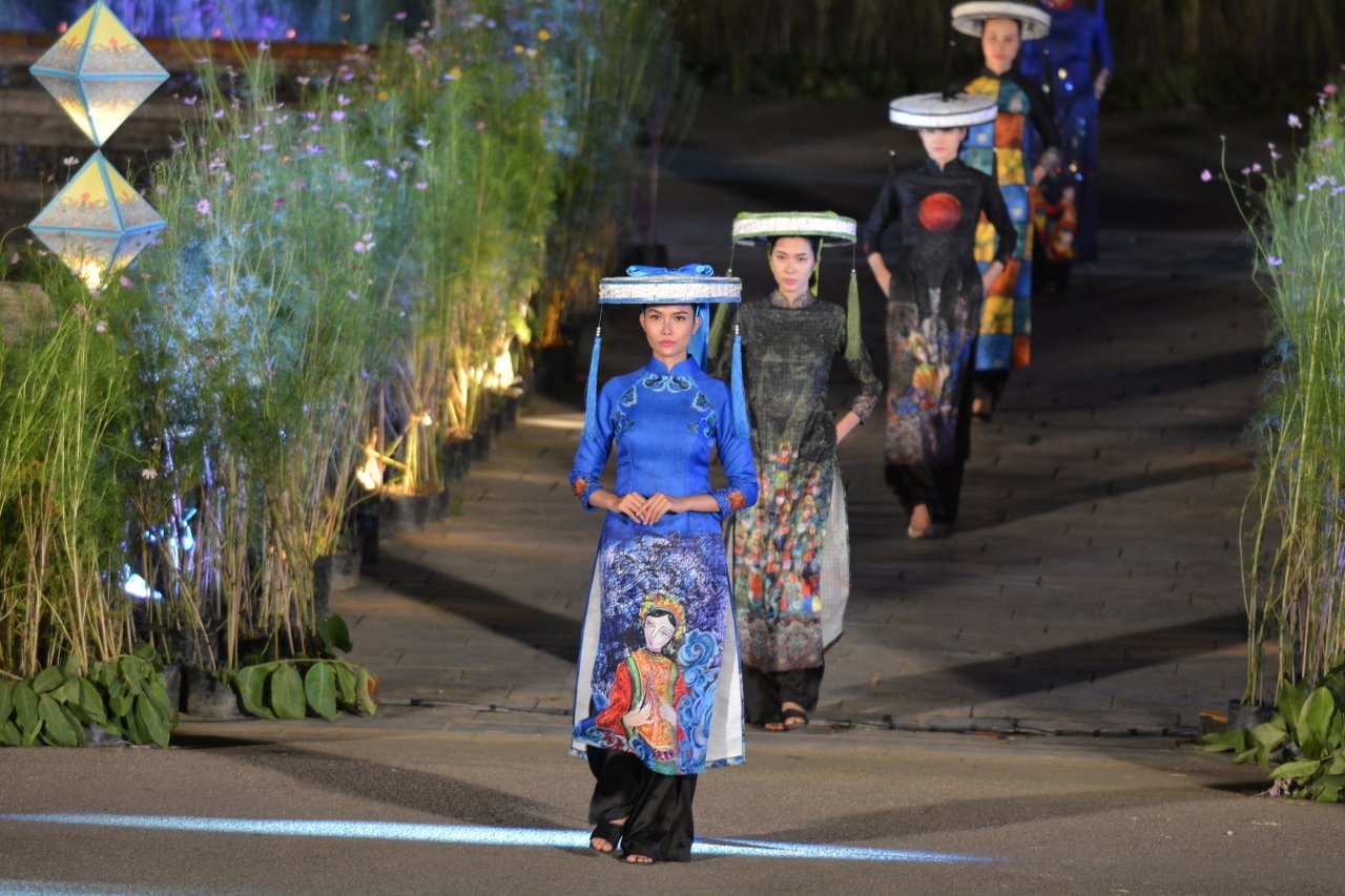 thuot-tha-hang-tram-bo-ao-dai-tren-con-duong-di-san