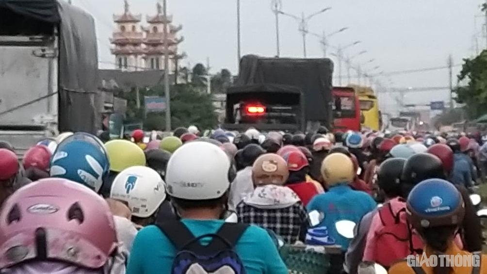 Kẹt xe nghiêm trọng khiến BOT Rạch Miễu phải xả trạm. (Ảnh: Báo Giao Thông).
