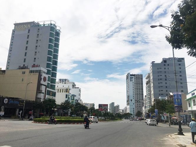 Các tuyến đường đổ ra biển dày đặc khách sạn. Ảnh: Thanh Trần.