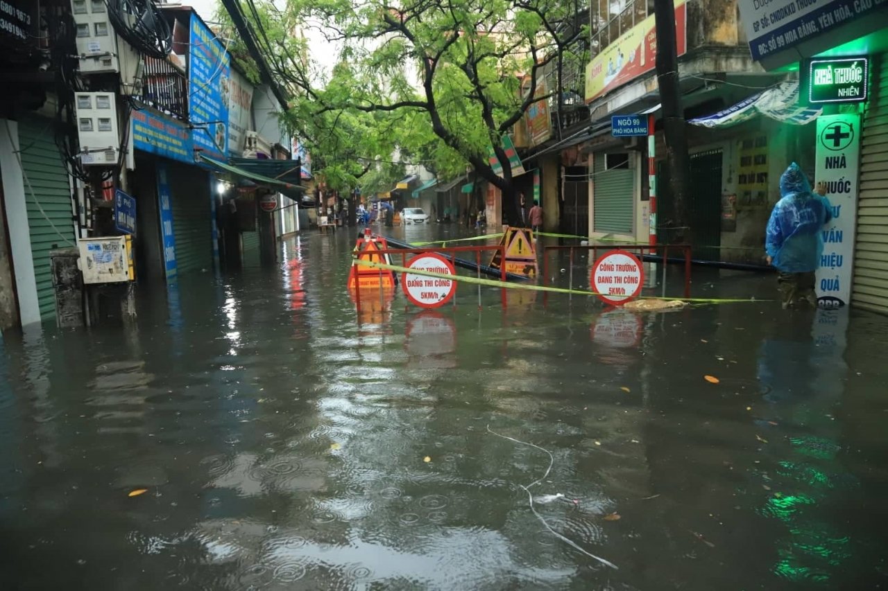 Có chỗ ngập quá sâu nên người dân phải làm biển báo nguy hiểm