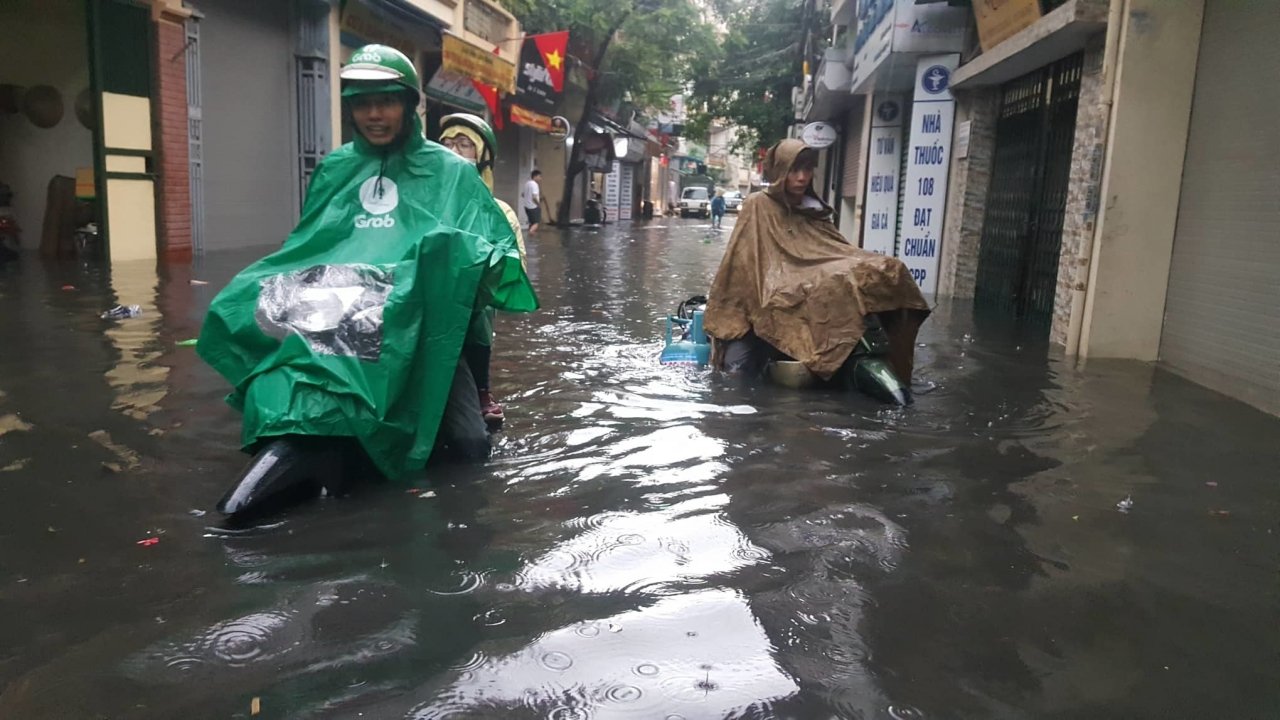 Cơn mưa lớn buổi sáng khiến đường ngập sâu, nhiều xe bị chết máy giữa (Ảnh Vietnamnet)