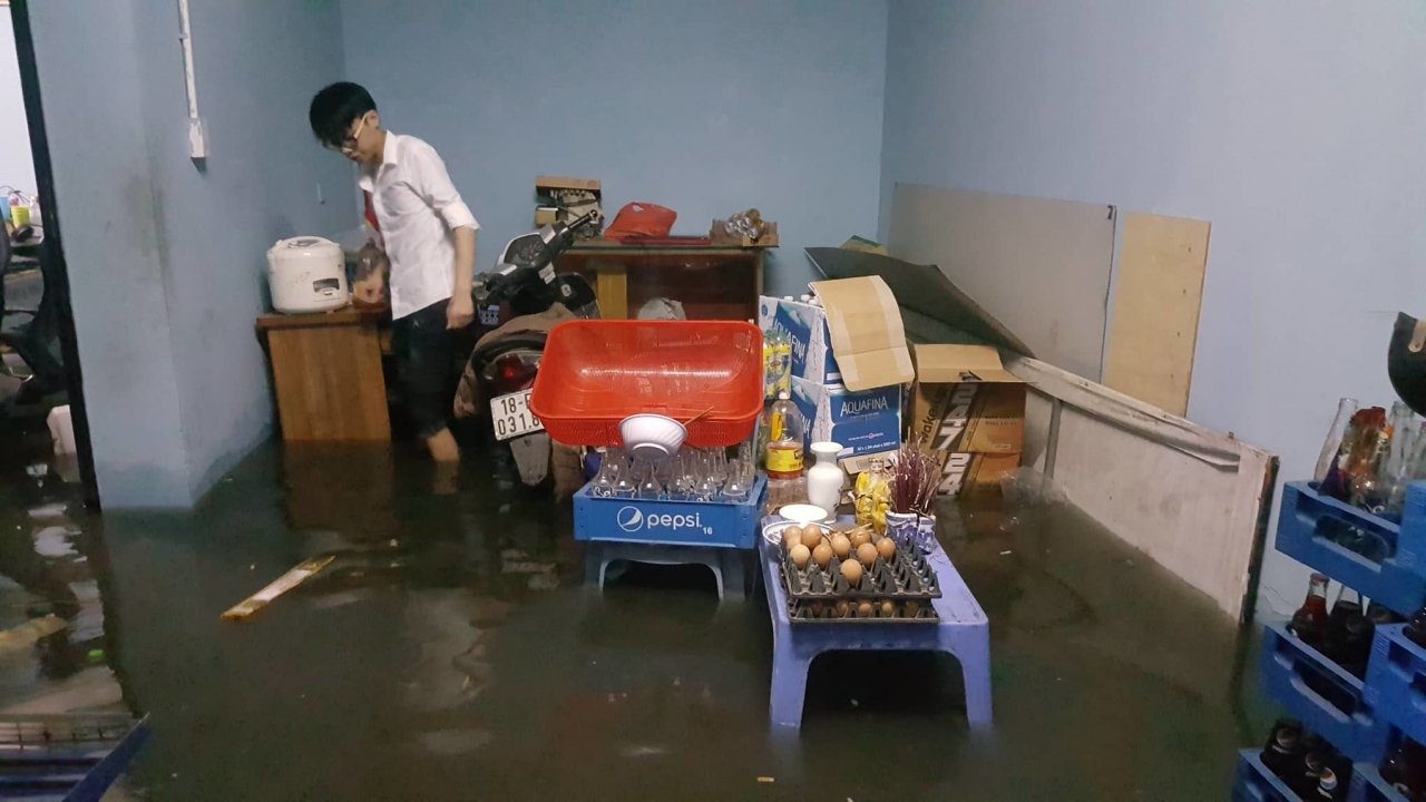 Trong nhà cũng bị ngập nặng (Ảnh Vietnamnet)